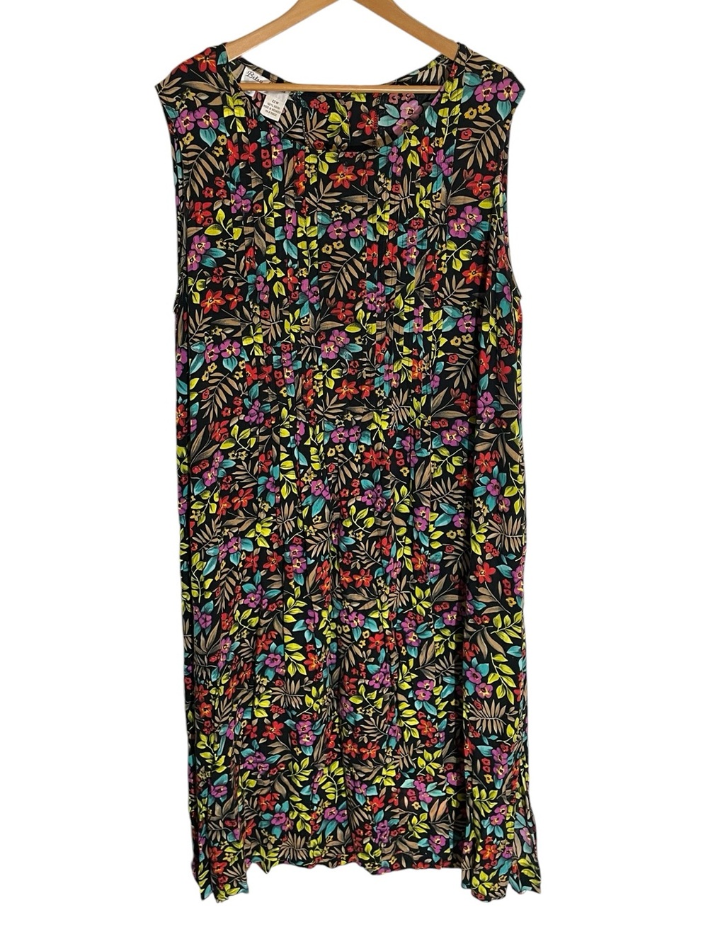 A8- Betsy Lauren - Sleeveless Floral Shift Dress in Black with Multicolor Blooms